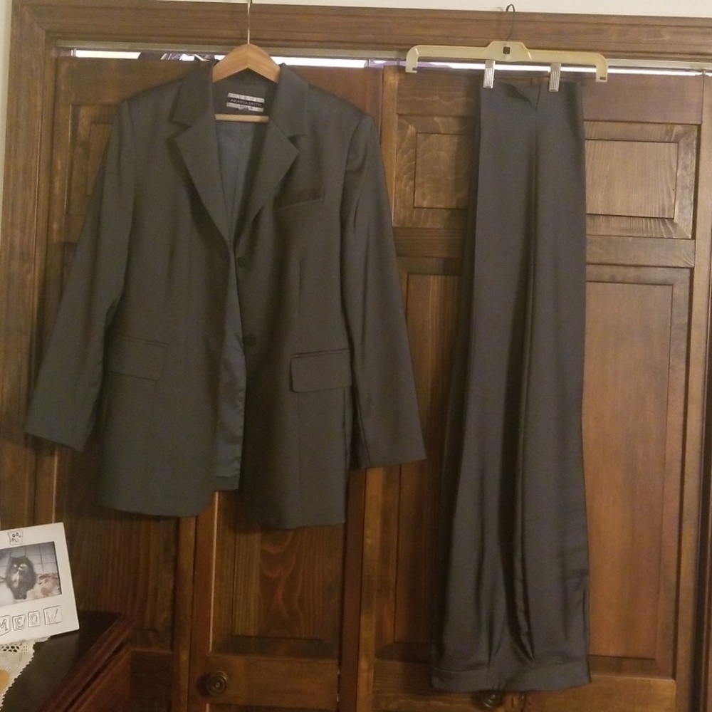 Pants suit